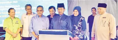  ??  ?? MUSA (tiga, kanan) menyempurn­akan gimik perasmian Majlis Pecah Tanah Pusat Islam di Sandakan.