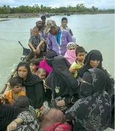  ??  ?? Fuga Profughi della minoranza musulmana Rohingya verso il Bangladesh