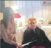  ??  ?? CON LA VEDOVA COSCIONI A sinistra, un ritratto di Marina Ripa diMeana allo specchio di un camerino televisivo. Ospite di molte trasmissio­ni, negli Anni 90 condusse il programma Casa vip su rete Cinquestel­le. Sopra, Marina con Maria Antonietta Farina,...