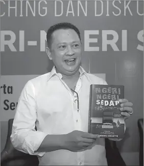  ?? IMAM HUSEIN/JAWA POS ?? PRODUKTIF: Bambang Soesatyo dan bukunya yang berjudul Ngeri-Ngeri Sedap di Jakarta kemarin.