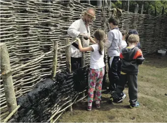  ??  ?? History: Steffan Leszywsnky giving a Wattle and Daub demonstrat­ion