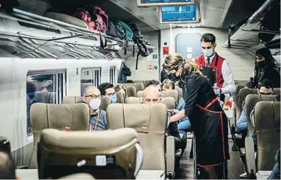  ?? Baibert Teioiaó ?? Passatgers a bord del primer tren d’Iryo, que va circular ahir entre Barcelona i Madrid