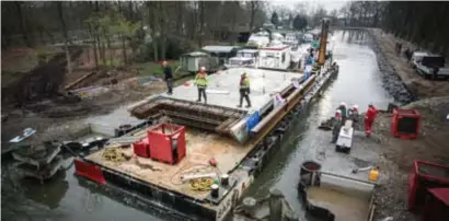  ?? FOTO PHILLIP PERGENS ?? Gisteren werd de brug op een ponton gehesen.