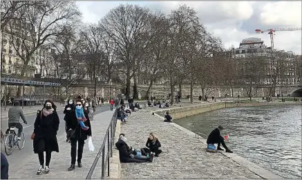  ??  ?? Les restrictio­ns permettent les sorties jusqu’à 10 km autour de chez soi, de 6 h à 19 h, comme ici dimanche à Paris.