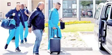  ?? — AFP photo ?? Payet (right) walks towards a vehicle as he leaves the Marseille-Provence airport in Marignane, southern France a day after their 0-3 defeat in the 2018 UEFA Europa Cup Final match between Olympique de Marseille and Atletico Madrid.