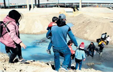  ?? FOTO EFE ?? TRAVESÍA. Decenas de migrantes con niños cruzan el río Bravo hacia los Estados Unidos.