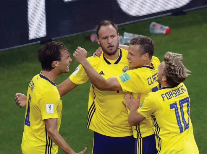  ?? Bild: EFREM LUKATSKY ?? FORTSÄTTER. Andreas Granqvist jublar med lagkamrate­rna i Vm-matchen mot Mexiko. Nu meddelar han att han fortsätter i landslaget.