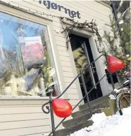  ??  ?? ROSER: Blomster hører Valentinsd­agen til, og på Blomsterhj­ørnet hadde de strødd fortauet med roseblader og hengt opp hjerteform­ede ballonger.