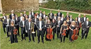  ?? Foto: Theater Rudolstadt ?? Die Thüringer Symphonike­r mit ihrem Chefdirige­nten Oliver Weder (Mitte).