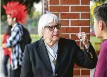  ?? Jon Shapley / Houston Chronicle ?? Bertie Simmons, the 82-year-old principal of Furr High School, jokes with Ivan Hernandez before classes begin. The HISD campus was plagued by gangs when she arrived in 2000.