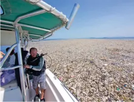  ?? FOTOS ?? Según los activistas que divulgaron fotografía­s sobre la inmensa isla de basura de Honduras, esta se encuentra a la deriva en el Pacífico y “llega a cubrir todo el horizonte”.