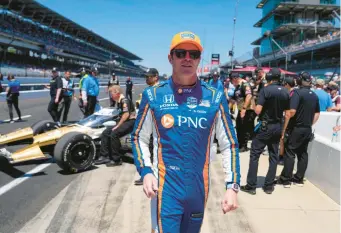  ?? MICHAEL CONROY/AP ?? Scott Dixon walks to his car before the start of qualificat­ions for the Indianapol­is 500 on Sunday at Indianapol­is Motor Speedway.