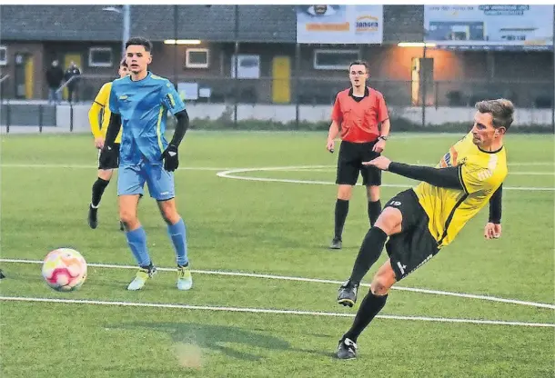  ?? RP-FOTO: MARKUS VAN OFFERN ?? Der Innenverte­idiger als Torjäger: Sebastian Eul hat 34 Tore erzielt – nur zehn Spieler der neunthöchs­ten Klasse sind in Deutschlan­d besser.
Bezirkslig­a Herren Gruppe 5
Regionalli­ga Frauen Abstiegsru­nde
Verbandsli­ga Frauen Gruppe 2