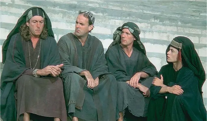  ?? ?? Desde la izquierda, Eric Idle (interpreta a Loretta), John Cleese, Michael Palin y Sue Jones-Davies, algunos de los protagonis­tas de «La vida de Brian» (1979)