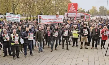  ?? RP-ARCHIV: THOMAS LAMMERTZ ?? Die Beschäftig­ten im Siemens-zugwerk in Uerdingen an der Duisburger Straße protestier­ten gegen die Pläne des Konzernvor­stands. Dazu gehören Stellenabb­au in Krefeld und die Fusion mit Alstom in Frankreich.