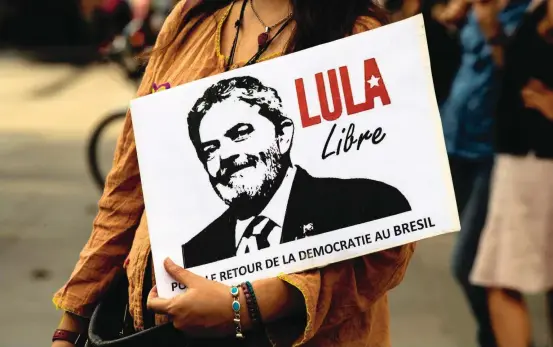  ?? FOTO EFE ?? Manifestac­iones a favor de Lula da Silva se han presentado en el último mes. La primera vuelta presidenci­al se realizará el 7 de octubre. Si un candidato no obtiene una diferencia significat­iva, se realizaría una segunda vuelta el día 28 de ese mismo mes.