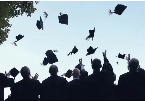  ?? FOTO: JAN WOITAS/DPA ?? Die Promotion ist vor allem bei deutschen Arbeitgebe­rn beliebt. Im Ausland zählt ein Abschluss an einer Elite-Universitä­t oft mehr.