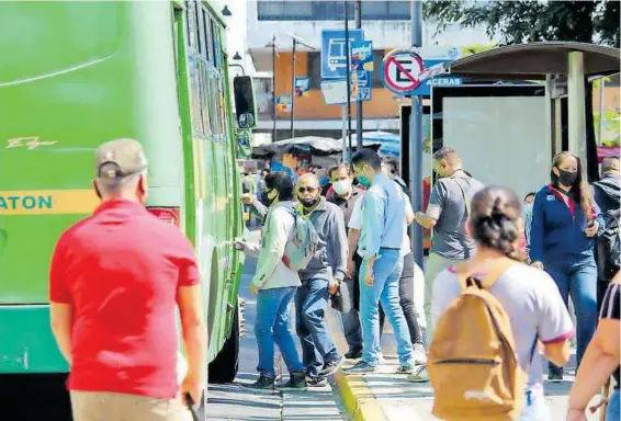  ?? ARCHIVO EL OCCIDENTAL. ?? Ciudadanos consideran que todavía se carece de un buen servicio de transporte público en el área metropolit­ana.