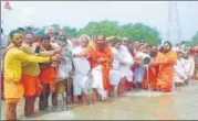  ?? HT PHOTO ?? ▪ A section of Ayodhya saints performing dugdhabhis­hek at the Saryu on Saturday.