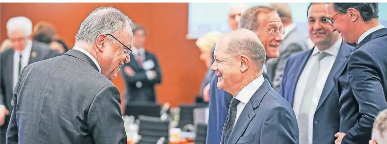  ?? FOTO: KAY NIETFELD/DPA ?? Vor der Sitzung im Kanzleramt (v.l.): Niedersach­sens Ministerpr­äsident Stephan Weil, Bundeskanz­ler Olaf Scholz (beide SPD) und NRW-Ministerpr­äsident Hendrik Wüst (CDU).