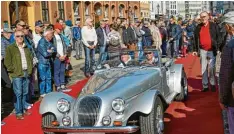  ?? Foto: Peter Fastl ?? Großes Zuschaueri­nteresse herrschte beim Start der Oldtimer-Rally „Fuggerstad­t Classic“.