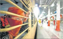  ?? DEEPAK GUPTA /HT ?? ■
A migrant worker on the first Shramik Special train to reach Lucknow on May 3.