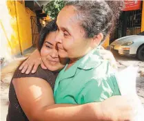  ??  ?? Celebració­n. Maira Figueroa abraza a su madre al salir del penal de mujeres, en Ilopango.