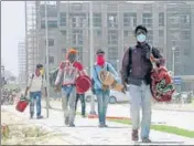  ?? SANJEEV KUMAR/HT ?? Constructi­on workers engaged at AIIMS, Bathinda, going back home amid the lockdown on Thursday.