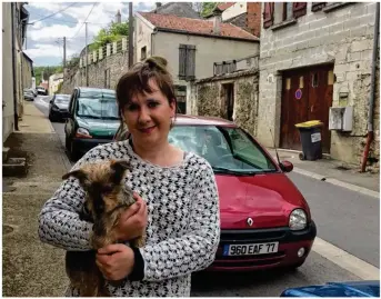  ??  ?? Christelle Minoli a créé en décembre dernier sa société, Pause Canine, spécialisé­e dans la formation au secourisme animalier.