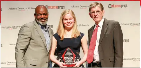  ?? TONY BAKER PHOTOGRAPH­Y ?? Former NFL running back Emmitt Smith, left, stands beside Shelby Worsham, the 2017 Hussman Community Award winner, and Lynn Hamilton, Arkansas Democrat-Gazette president and general manager.