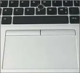  ??  ?? Neben dem Touchpad steht zur Steuerung des Cursors auch ein Trackpoint zur Verfügung.