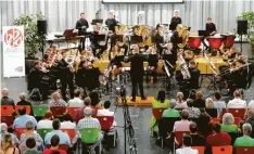  ?? Foto: Ursula Katharina Balken ?? Die Brass Band Unterallgä­u unter Leitung von Michael Fischer gab ein Konzert in der großen Aula der Staatliche­n Realschule Vöhringen und begeistert­e mit moderner Blasmusik an die 500 Besucher.