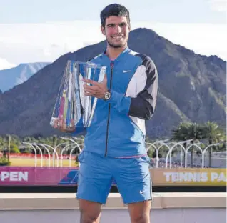  ?? // AP ?? Carlos Alcaraz, con el trofeo de campeón del torneo de Indian Wells