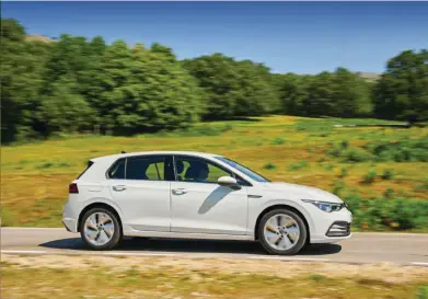  ??  ?? El Golf 8 sólo está disponible con carrocería cinco puertas. En unas semanas conoceremo­s la familiar Variant, que tendrá un maletero de unos 600 litros.