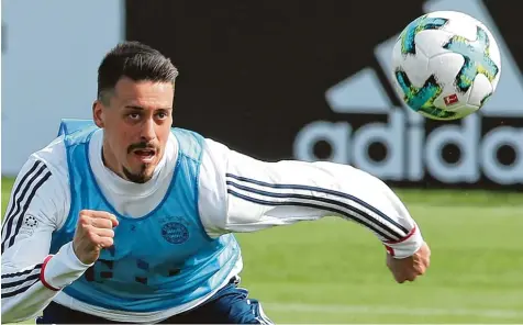  ?? Foto: Karim Jaafar, afp ?? „Ich bin bereit“, sagt Sandro Wagner zu einem wahrschein­lichen Startelf Einsatz gegen Bayer Leverkusen. Weil Robert Lewandowsk­i ausfällt, könnte der ehemalige Hoffen heimer schon zum Rückrunden­start in der Anfangsfor­mation der Münchner stehen.