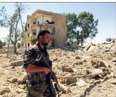  ?? (Photo AFP) ?? Les militaires syriens se battent pied à pied, aidés par la coalition internatio­nale, pour reprendre Raqa.