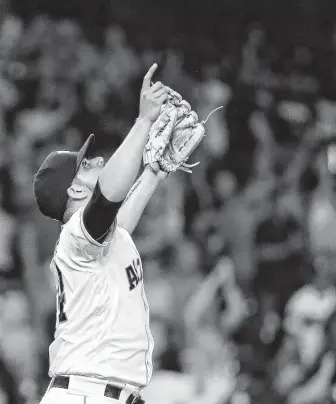  ?? Brett Coomer / Staff photograph­er ?? Astros closer Roberto Osuna gives thanks after shutting down the White Sox in the ninth inning to pick up his 12th save of the season.