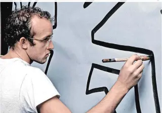  ??  ?? Stets mit sicherem Strich: Keith Haring bei der Arbeit an einem Bild. Die Aufnahme stammt aus dem Jahr 1984
