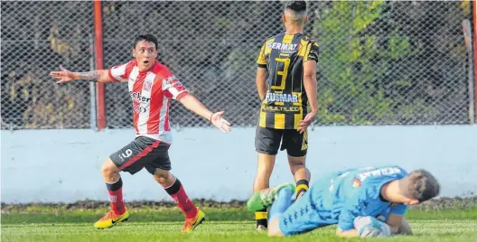  ?? PABLO PRESTI-LA NUEVA. ?? autor del 2-1, festeja su gol mientras Braian Pastor y Manuel Álvarez López se lamentan. Sansinena se quedó con un triunfazo.