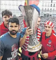  ?? FOTOS: JOSÉ ANTONIO SIRVENT ?? Los jugadores del Atlético celebraron por todo lo alto la conquista de la Europa League y se dieron un baño de masas por las calles de Madrid y en la fuente de Neptuno