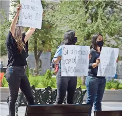  ??  ?? MANIFESTAC­IONES EN contra (izquierda) y a favor (derecha) del control de la educación sexual, ayer en la ciudad de Chihuahua