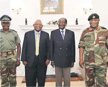  ??  ?? ► Robert Mugabe, junto al alto mando militar y el enviado de Sudáfrica, ayer.