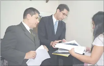  ??  ?? Los asesores jurídicos de Fepasa Héctor Sosa Gennaro y Rodolfo Sánchez presentaro­n ayer una denuncia ante la secretaria fiscal Luz Ordono, en la ciudad de Paraguarí.