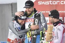  ?? FOTO: ANDERS WIKLUND, NTB SCANPIX ?? GODE VENNER: Aksel Lund Svindal (venstre) gir Kjetil Jansrud en god klem etter å ha blitt hyllet på podiet.