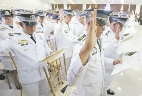  ?? PhotogRaPh­S By anaLy LaBoR FoR the DaILy tRIBune @tribunephl_ana ?? newLy-PRomoteD members of the Bureau of Jail management and Penology take their oath on Friday at a resort in San mateo, Rizal. Leading the oath-taking rites is BJmP chief JDir. Ruel Rivera.