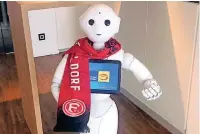  ??  ?? Der humanoide Roboter Pepper der Elektro-Innung beweist, dass auch Maschinen Geschmack haben.