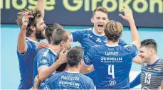  ?? FOTO: DPA ?? Bartlomiej Boladz (hinten Mitte) feiert mit seinem Teamkolleg­en den 3:1-Sieg gegen Berlin im Supercup.