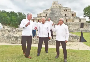  ?? IVÁN SÁNCHEZ /EL HERALDO DE TABASCO CORTESÍA: PRESIDENCI­A ?? Los presidente­s
Díaz-canel y López Obr ador en la zona arqueológi­ca de E dzná, en Campeche
MIGUEL DÍAZ-CANEL PRESIDENTE DE CUBA “Se les quiere mucho en Cuba, a México y a u sted, Presidente”