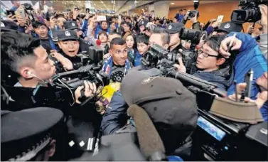  ??  ?? COMO UNA ESTRELLA. Tévez fue recibido por cientos de hinchas y su llegada fue televisada en directo.