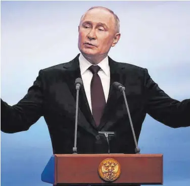  ?? ALEXANDER ZEMLIANICH­ENKO / AP ?? El presidente de Rusia, Vladímir Putin, el pasado lunes, tras su victoria en las elecciones del país.